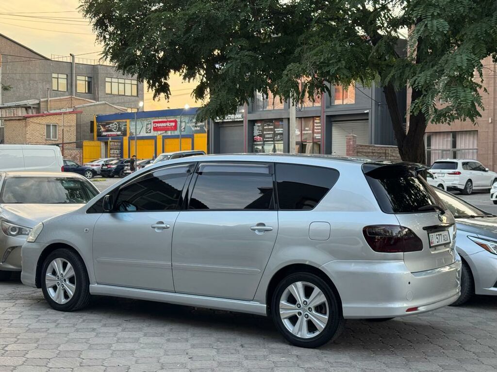 Toyota Ipsum: 2004 г., 2.4 л, Автомат, Газ, Минивэн: фото 2