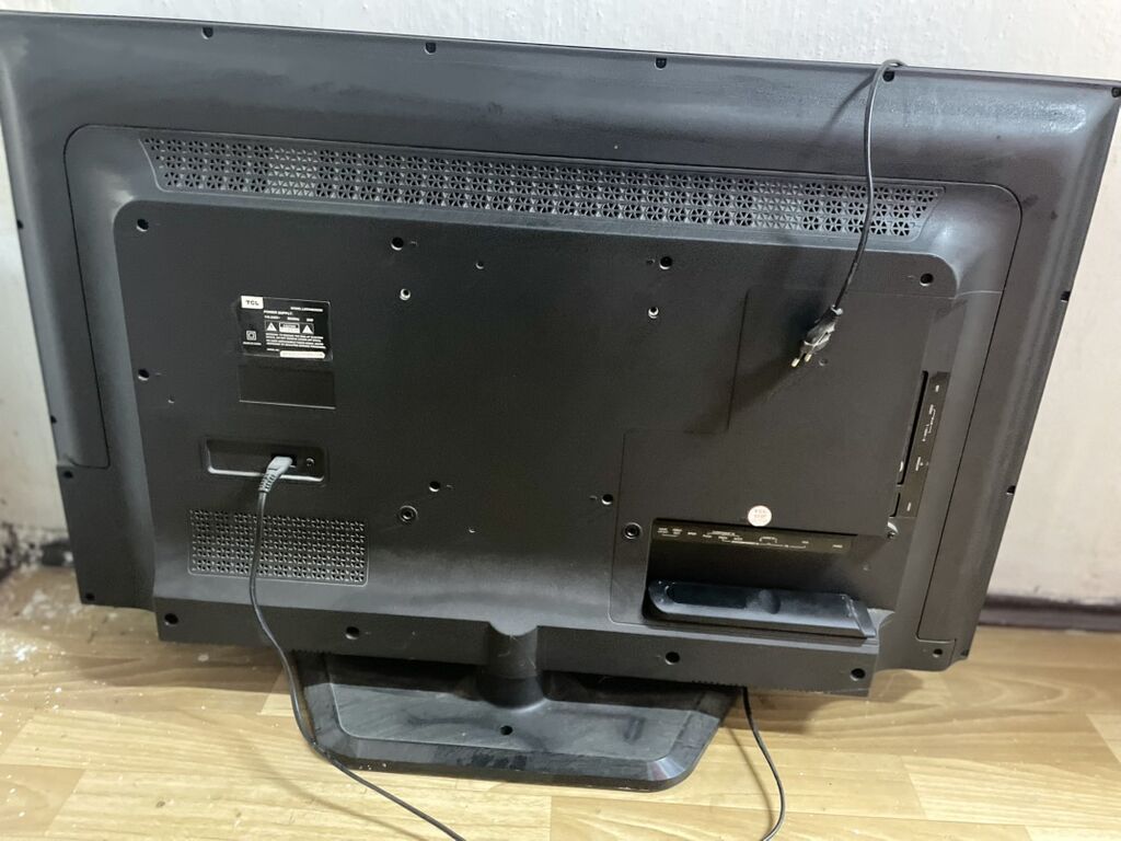 Телевизор TCL, диагональ около 32–40". Плоская LED‑панель: фото 4