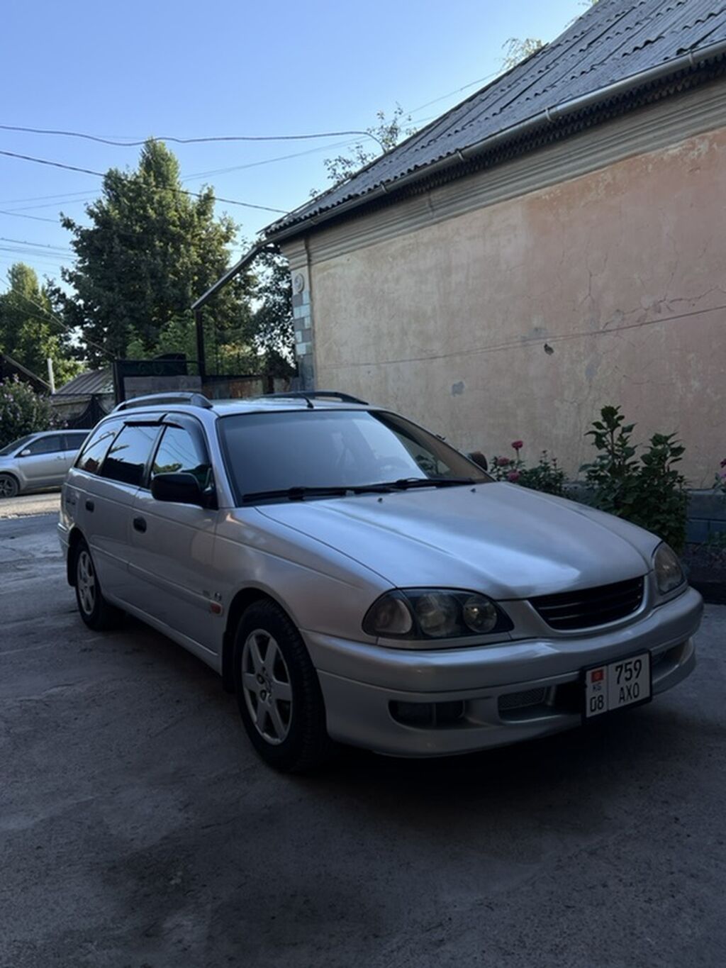 Toyota Avensis: 2000 г., 1.8 л, Автомат, Бензин, Универсал: фото 2