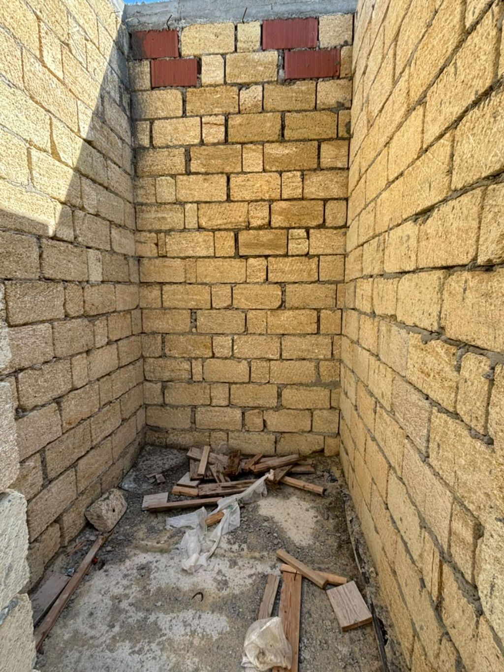 Saray 5 otaqlı, 200 kv. m, Təmirsiz