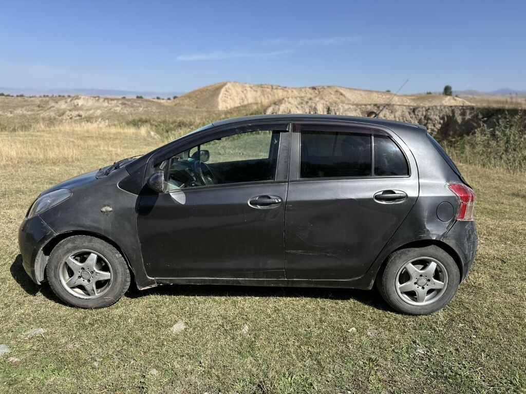 Toyota Vitz: 2008 г., 1.3 л, Механика, Бензин, Хэтчбэк: фото 3