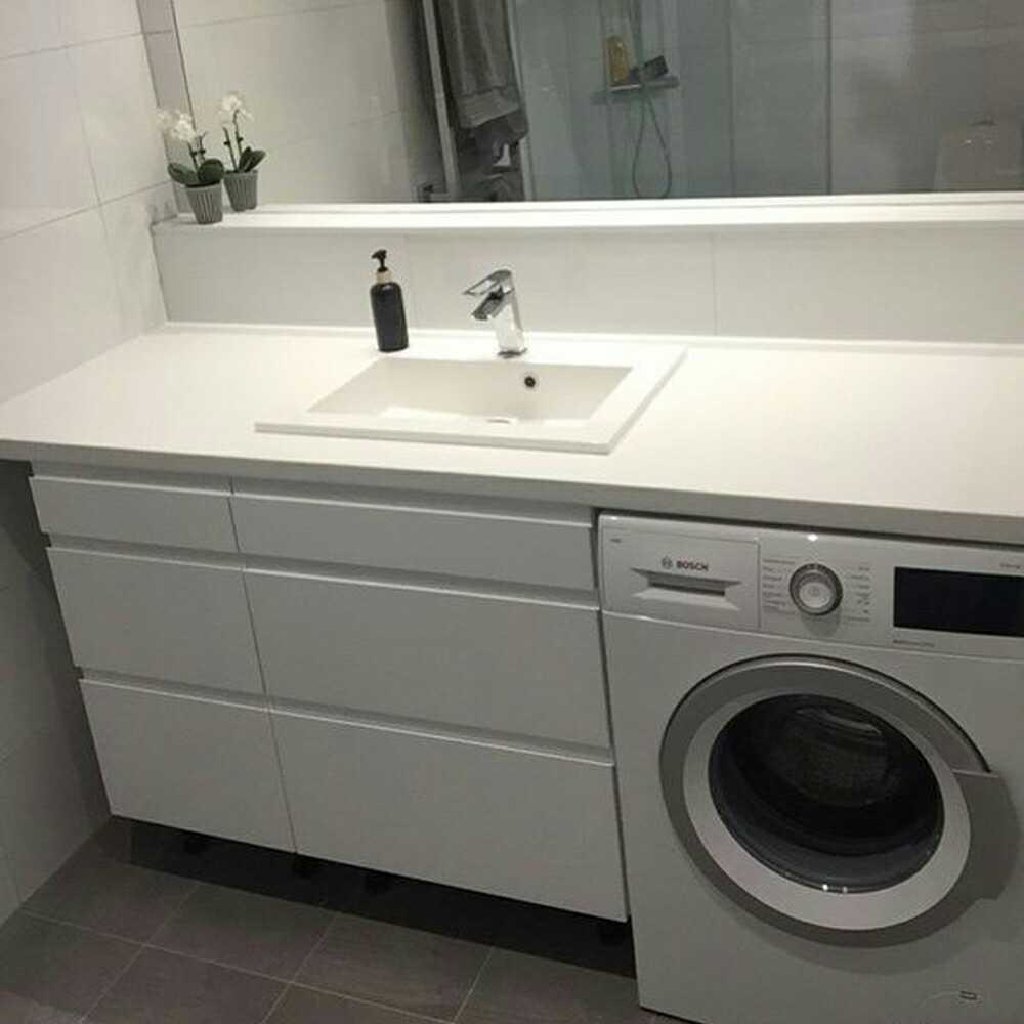 стиральная машина под одной столешницей с раковиной в ванной