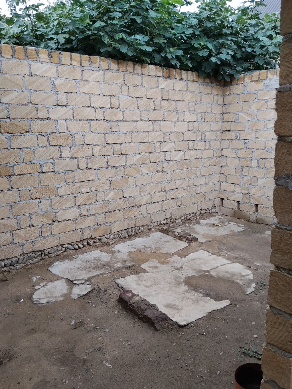 Ev 4 sotda yerləşir, kolidor tipli,1 zal3 yataq otağı, mətbəx, hamam
