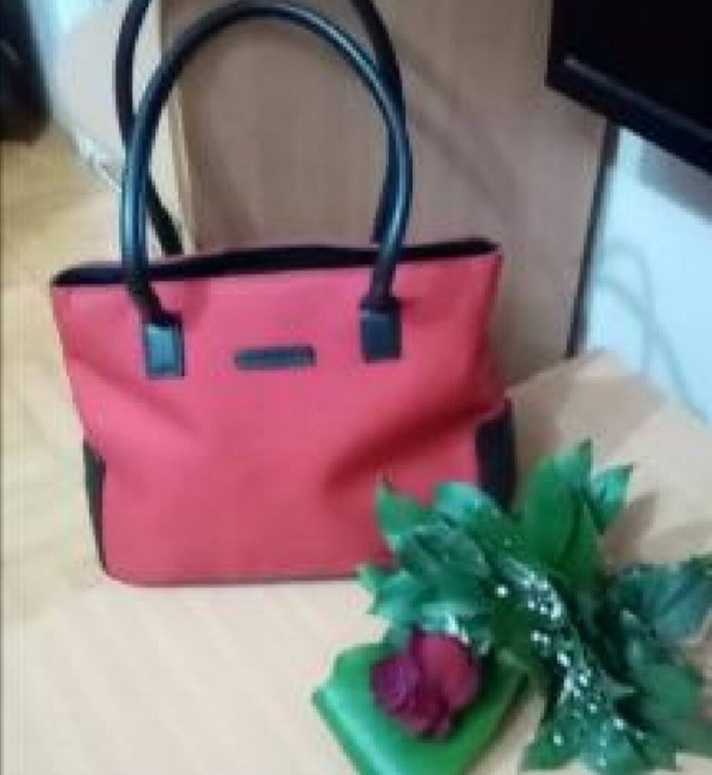Tašne: GUESS ORGINAL 
PRESLATKA TORBA KAO NOVA, MALO KORISĆENA — 1