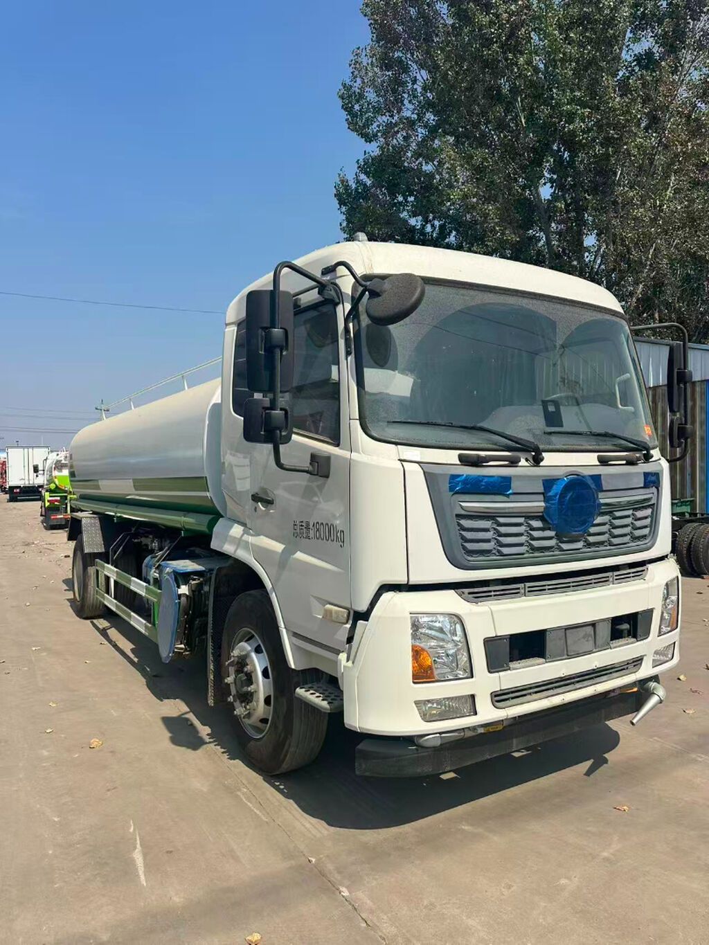 Среднегабаритный автополивочный автомобиль Dongfeng. Основные: фото 1