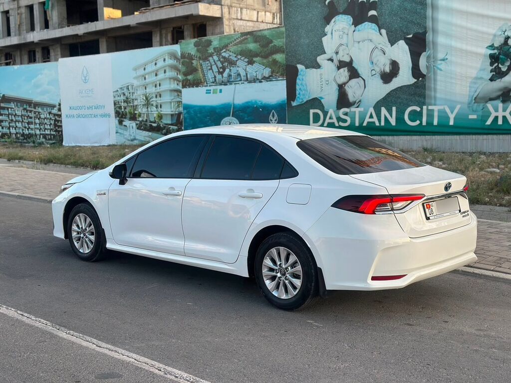 Toyota Corolla: 2022 г., 1.8 л, Вариатор, Гибрид, Седан: фото 3