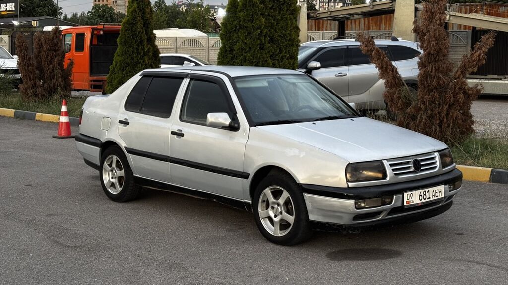 Volkswagen Vento: 1993 г., 1.8 л, Механика, Бензин, Седан: фото 2