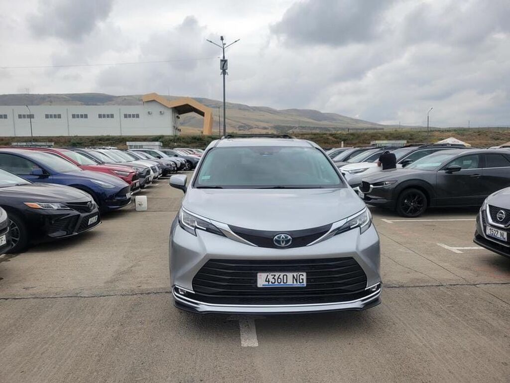 Toyota Sienna: 2022 г., 2.5 л, Вариатор, Гибрид, Минивэн: фото 2