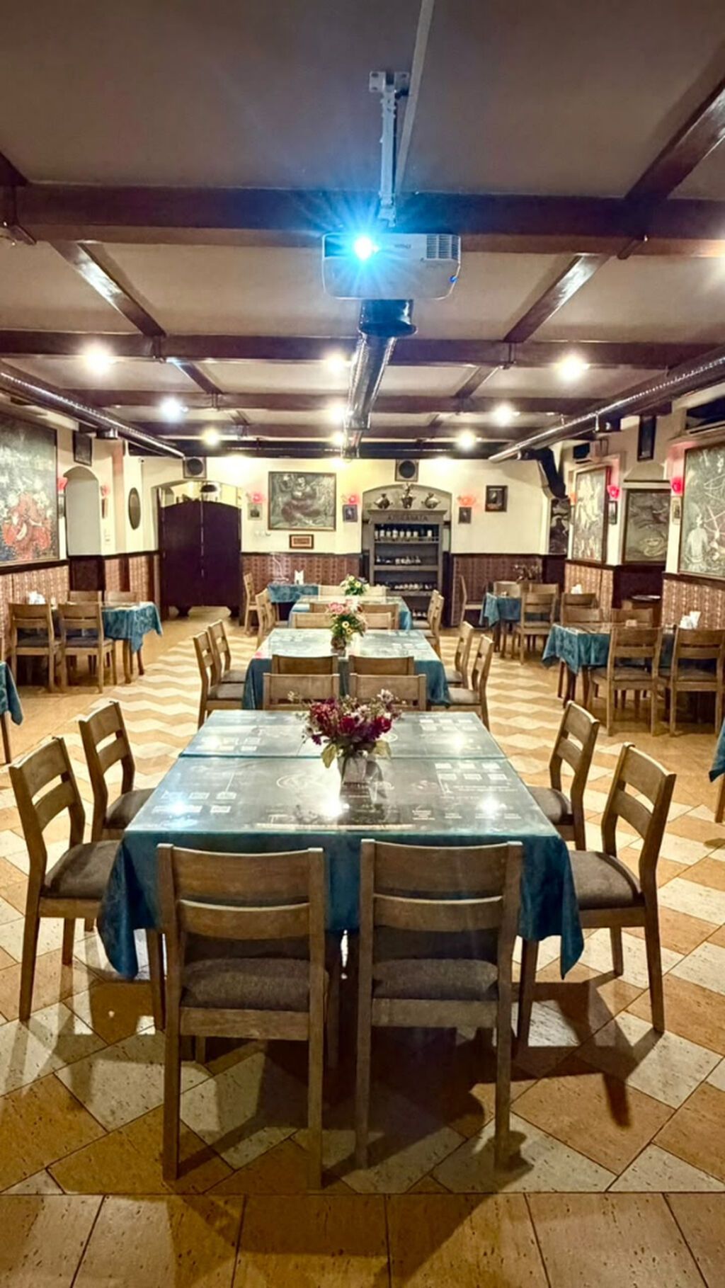 MƏRKƏZDƏ! 28 May m/st yaxınlığında 600 kv.m Hazır Restoran / Pub