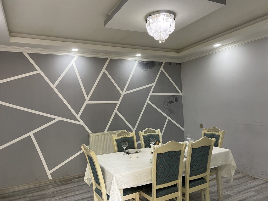 21 sotun içindədir.ailəvi restarandı.1 70-80 nəfərlik zalı, 20-25