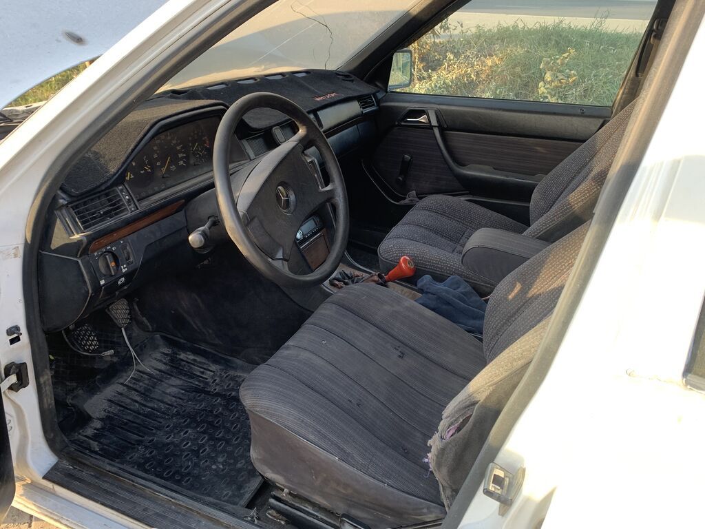 Mercedes-Benz W124: 1989 г., 2 л, Механика, Бензин, Седан: фото 3