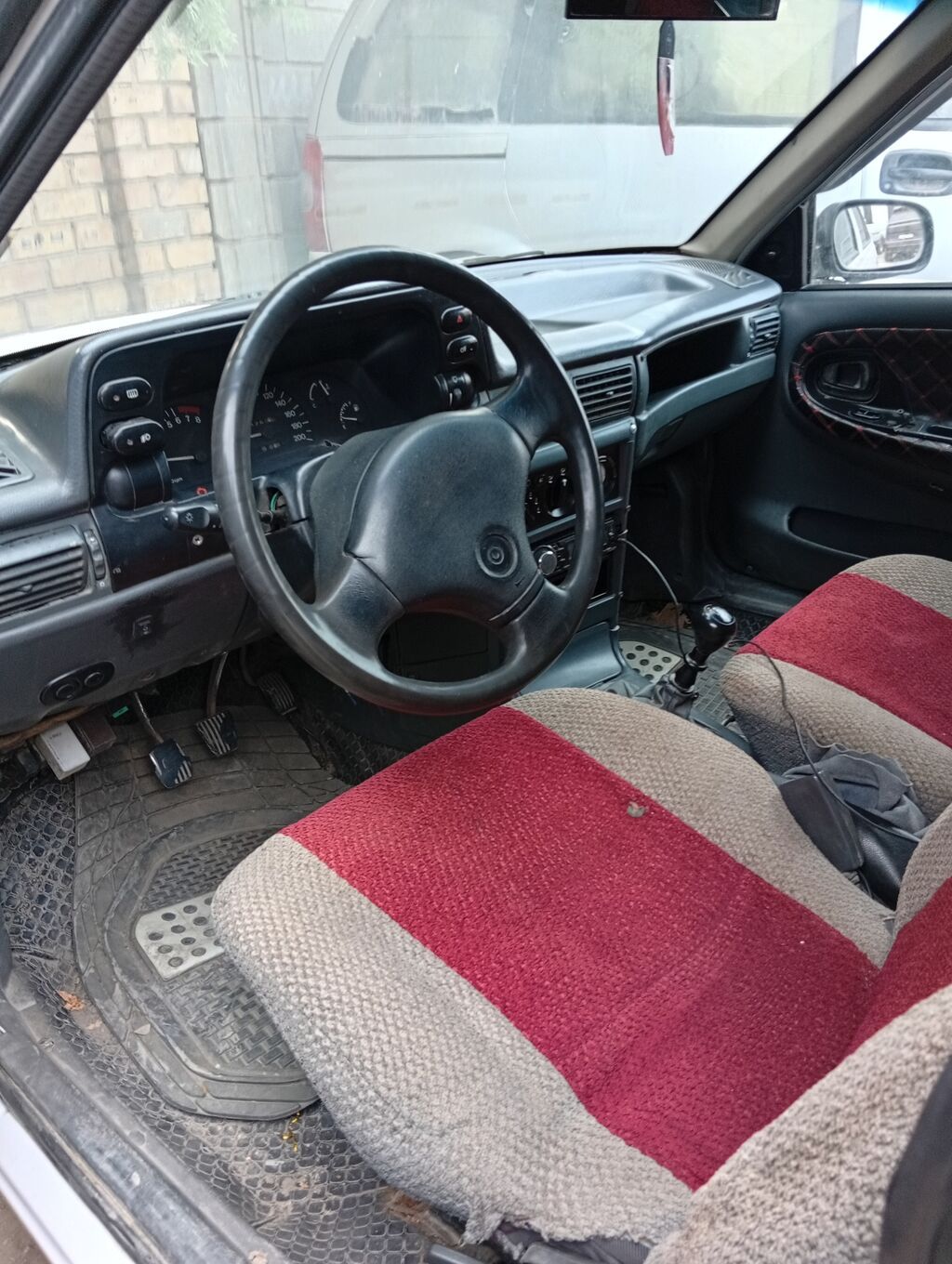 Daewoo Nexia: 1996 г., 1.5 л, Механика, Бензин, Седан: фото 6