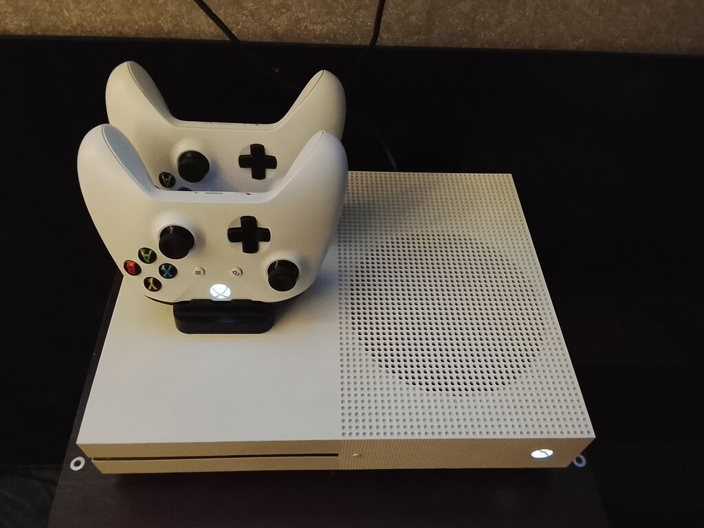 Игровая консоль Microsoft Xbox One S (белая) с двумя беспроводными: фото 2