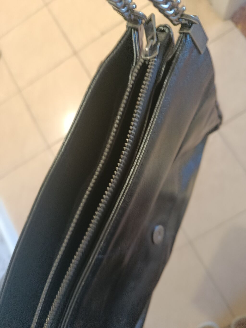 Сумка ZARA, черная, из мягкого кожзаменителя с легким глянцем. Модель: фото 3