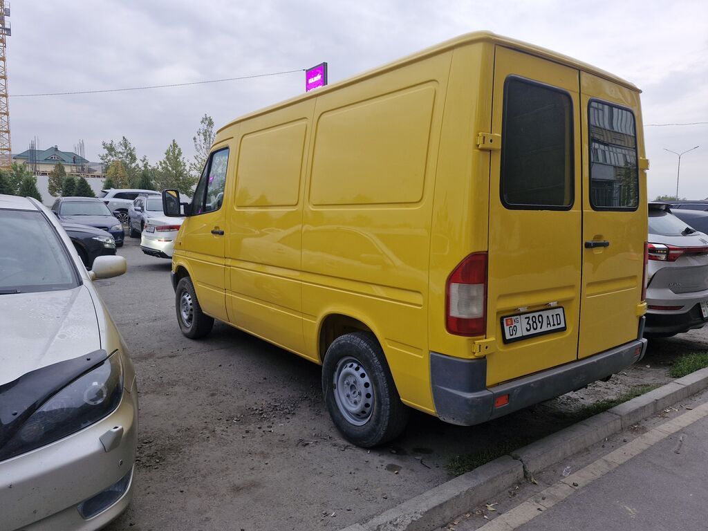 Mercedes-Benz Sprinter 2002 коротыш, грузопассажир ярко-жёлтого цвета: фото 5