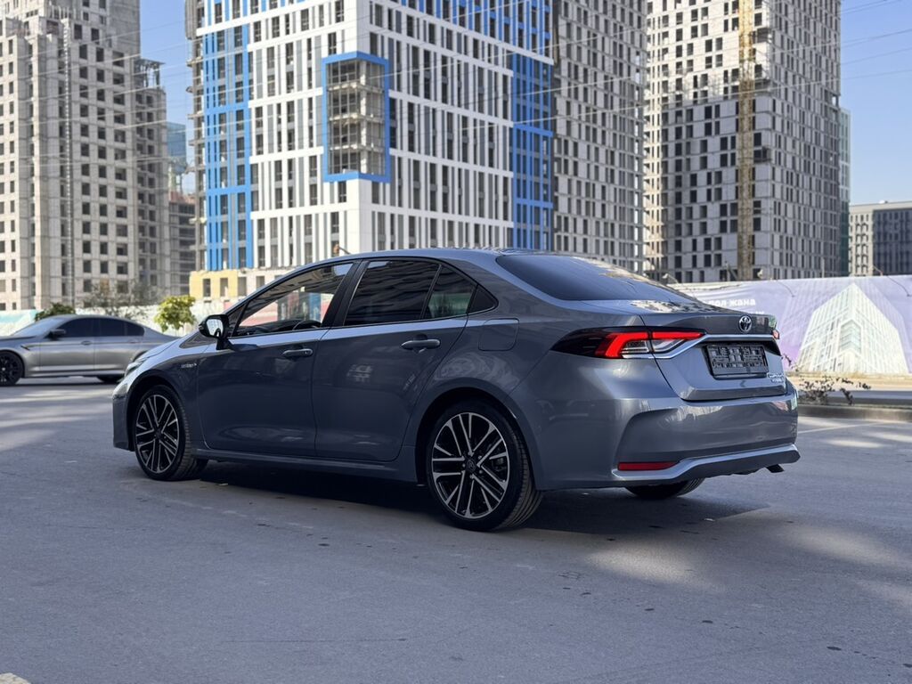 Toyota Corolla: 2023 г., 1.8 л, Вариатор, Гибрид, Седан: фото 3