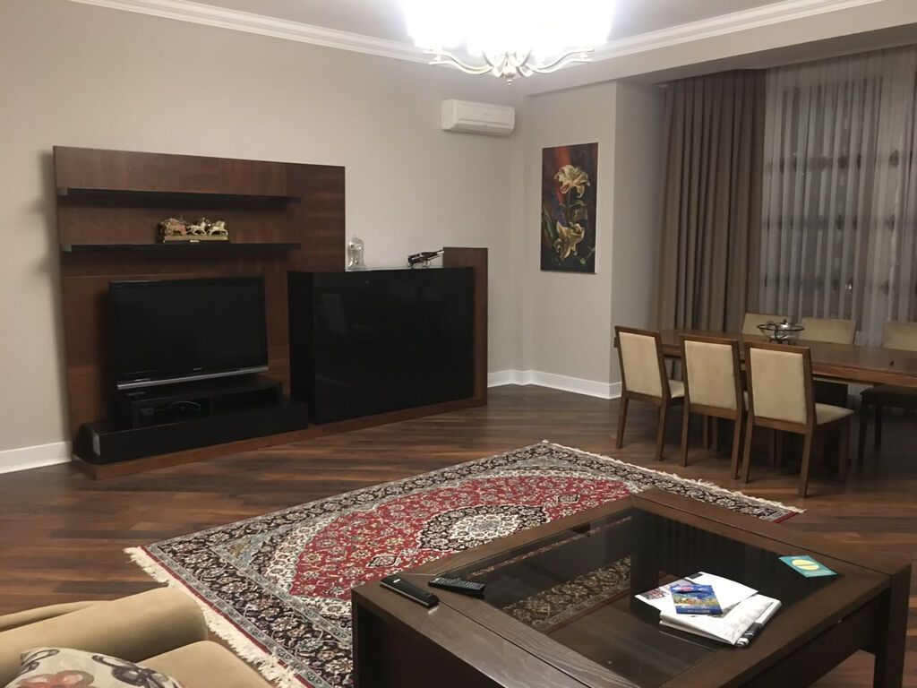 Şəhərin mərkəzində 3 otaqlı mənzil Mənzil 162 kv.m sahəyə malikdir