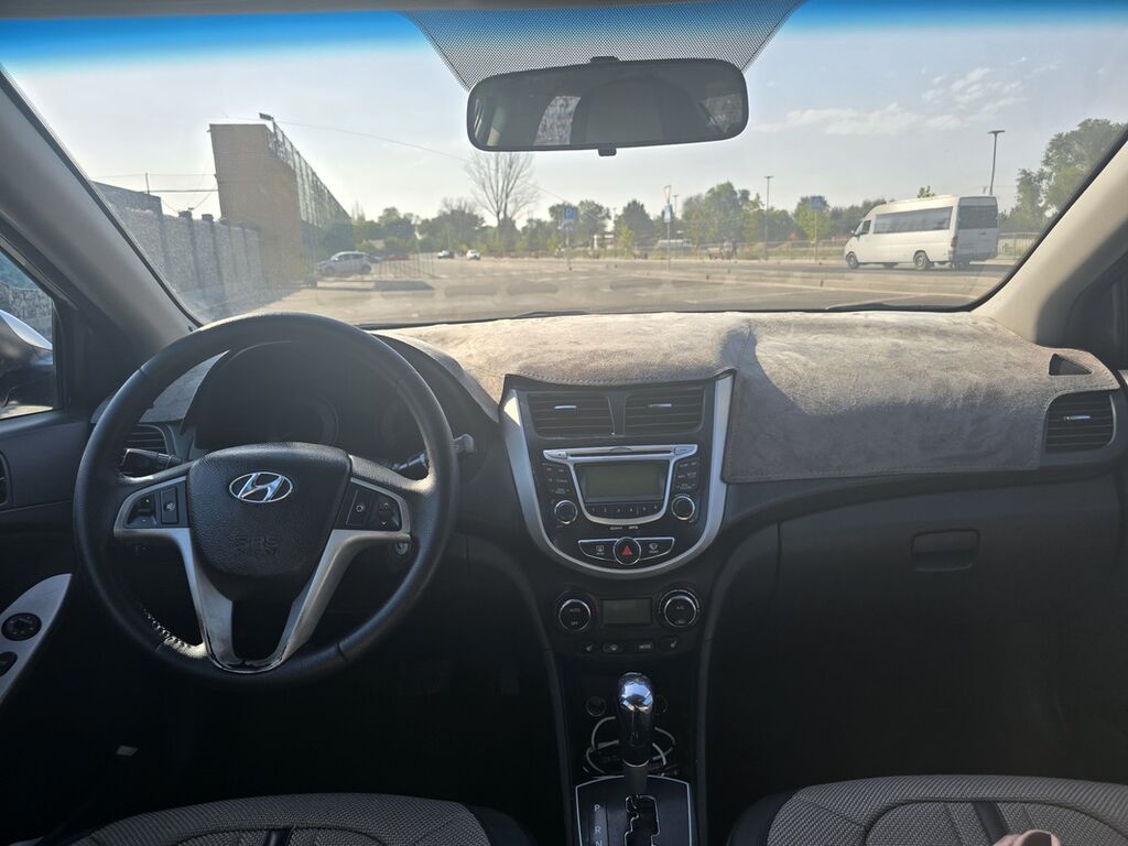 Hyundai Solaris: 2012 г., Автомат, Седан: фото 6