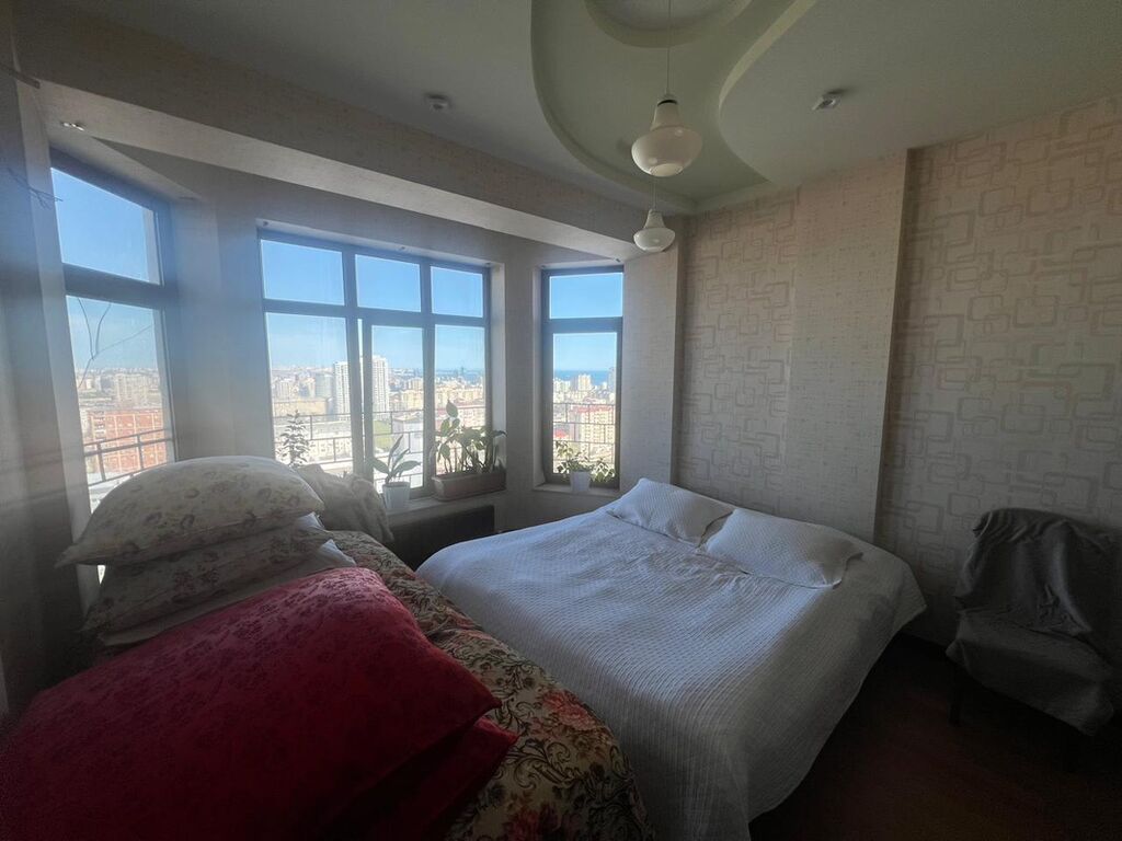Bakı, Yasamal, 3 otaqlı, Köhnə tikili, m. İnşaatçılar, 136 kv. m