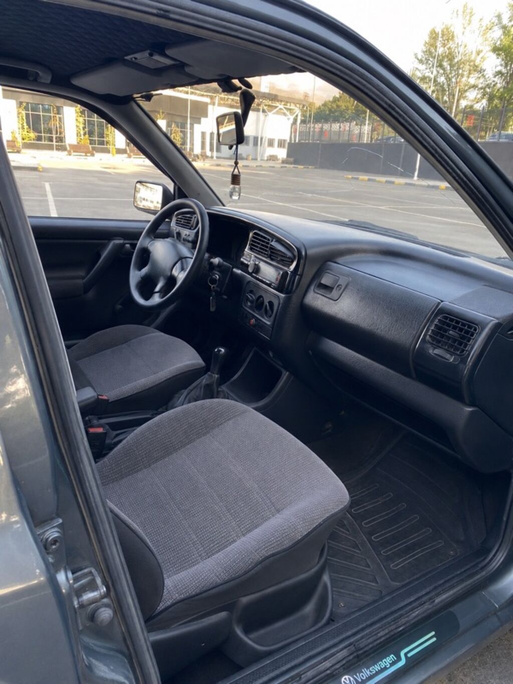 Volkswagen Vento: 1993 г., 1.8 л, Механика, Бензин, Седан: фото 7