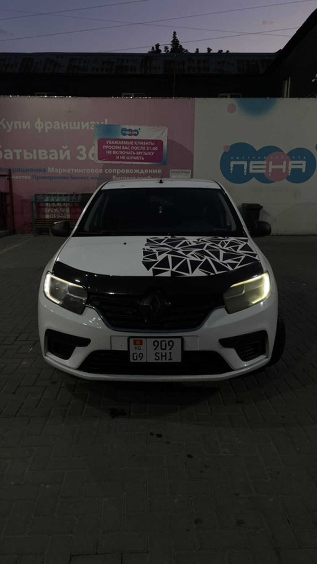 Renault Logan: 2018 г., 1.6 л, Механика, Бензин, Седан: фото 1