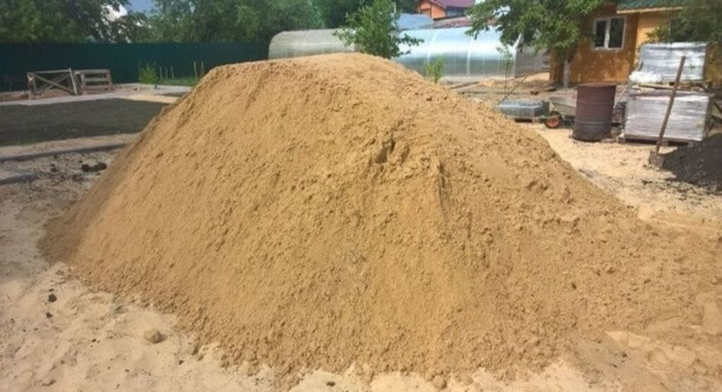 Сколько стоит машина песка с доставкой. Ивановский песок сеяный. Куча песка. Песок желтый строительный. Насыпь песка.