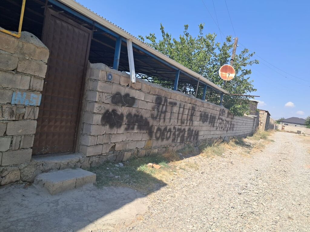Torpaq sahəsi və həyətyanı məkan - Hündür daş hasarla əhatələnmiş