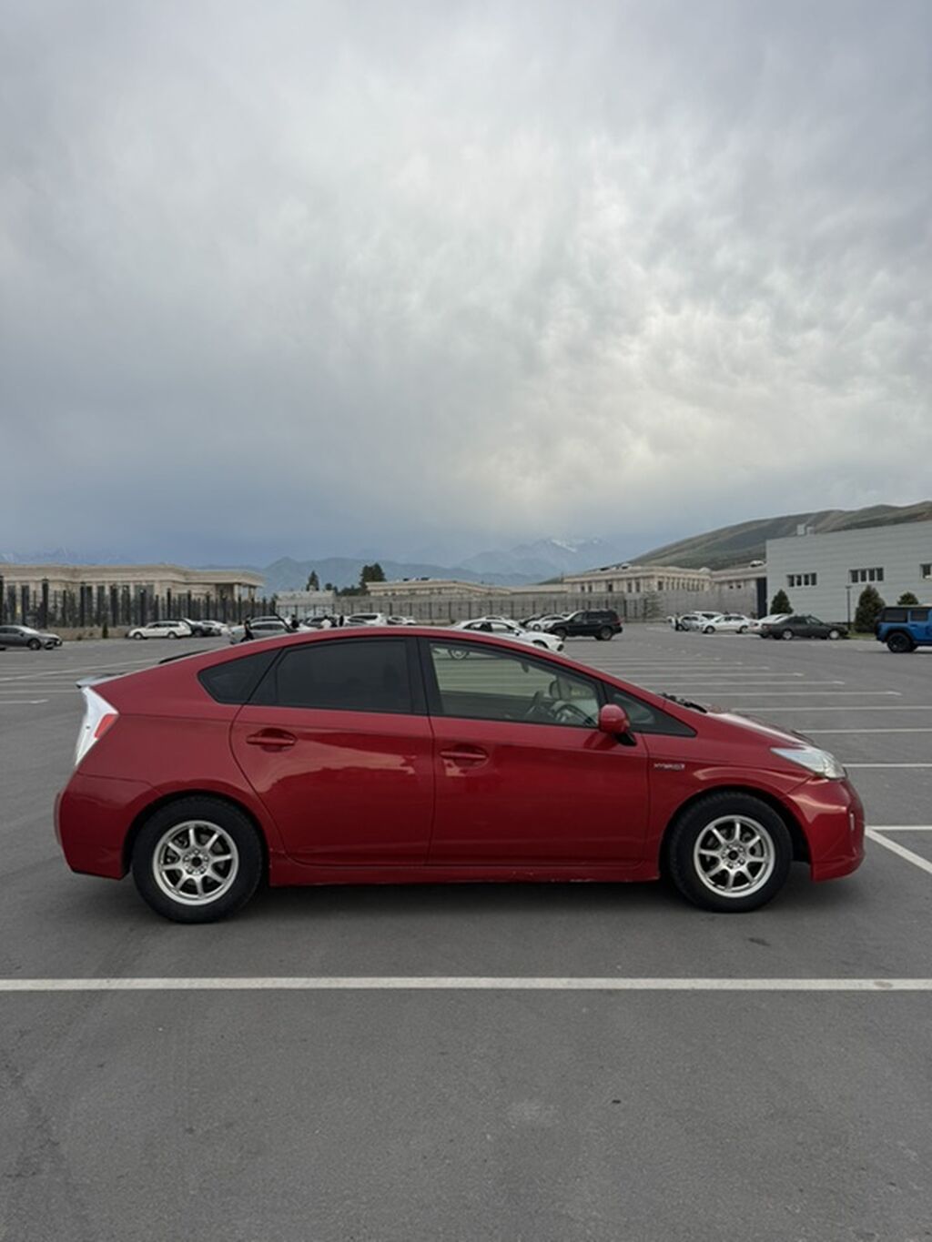 Toyota Prius: 2015 г., 1.8 л, Вариатор, Гибрид, Хэтчбэк — фото 5