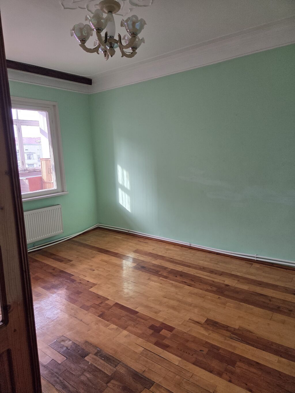 Yalnız xanimlar. Sumqayıt şəhəri.6 cı mik.ev 27. Balkon məscidə