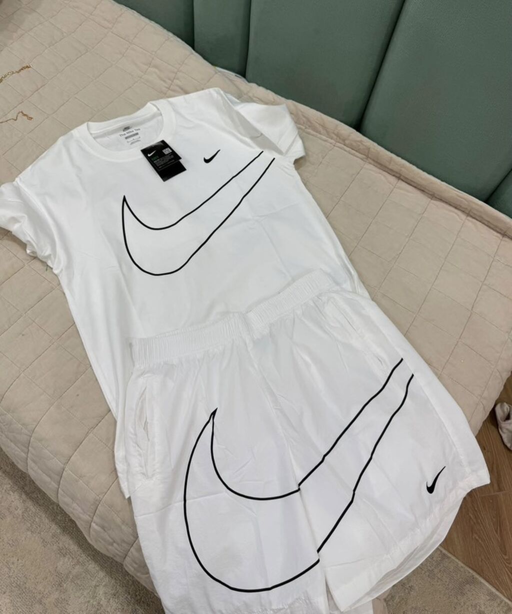 Спортивный комплект Nike футболка + шорты, белый цвет. Футболка: M