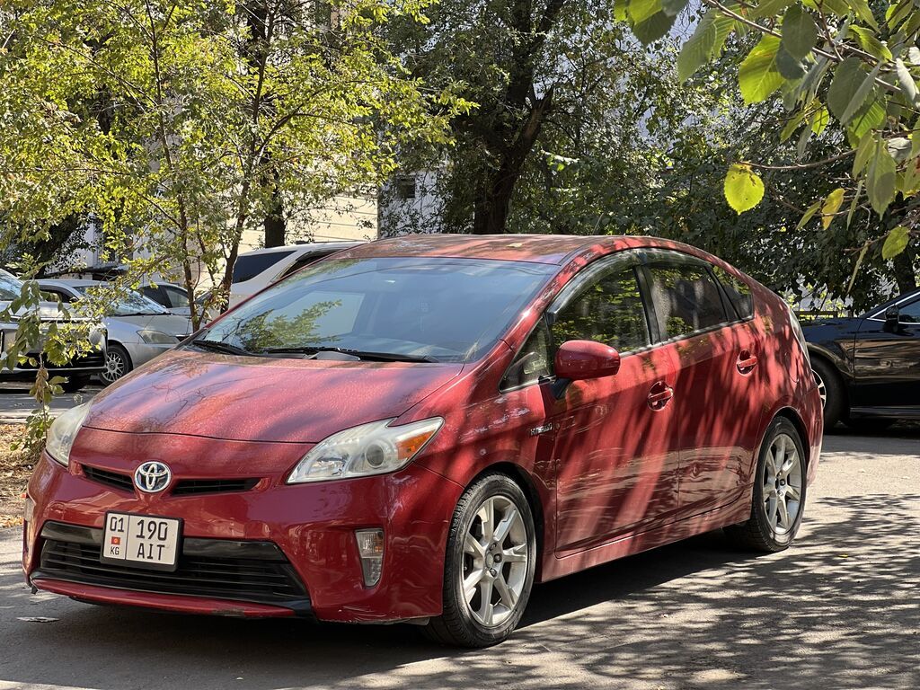 Toyota Prius: 2014 г., 1.8 л, Вариатор, Гибрид, Хэтчбэк: фото 3