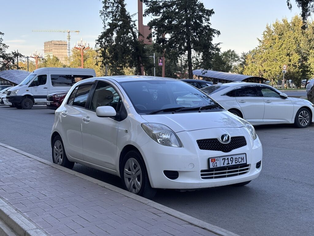 Toyota Vitz: 2005 г., 1.3 л, Вариатор, Бензин, Хэтчбэк: фото 3