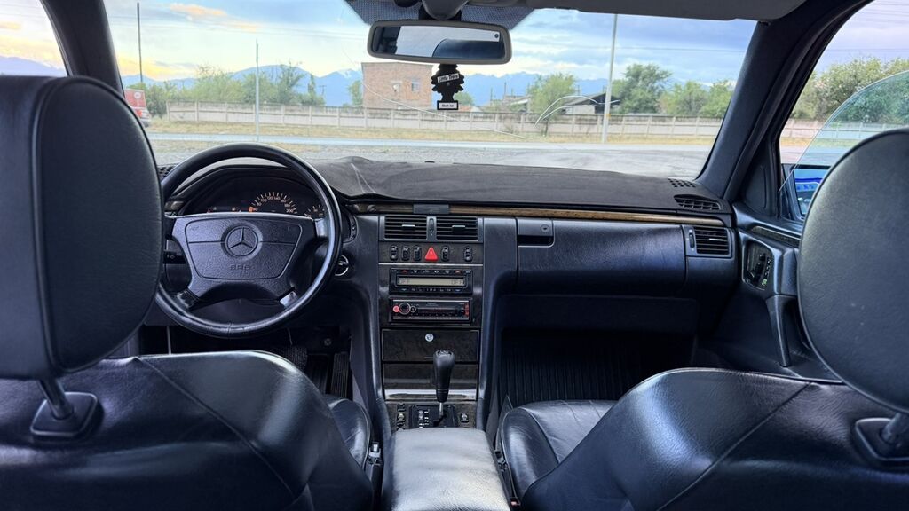 Mercedes-Benz E-Class: 1998 г., 4.3 л, Автомат, Бензин, Седан: фото 2