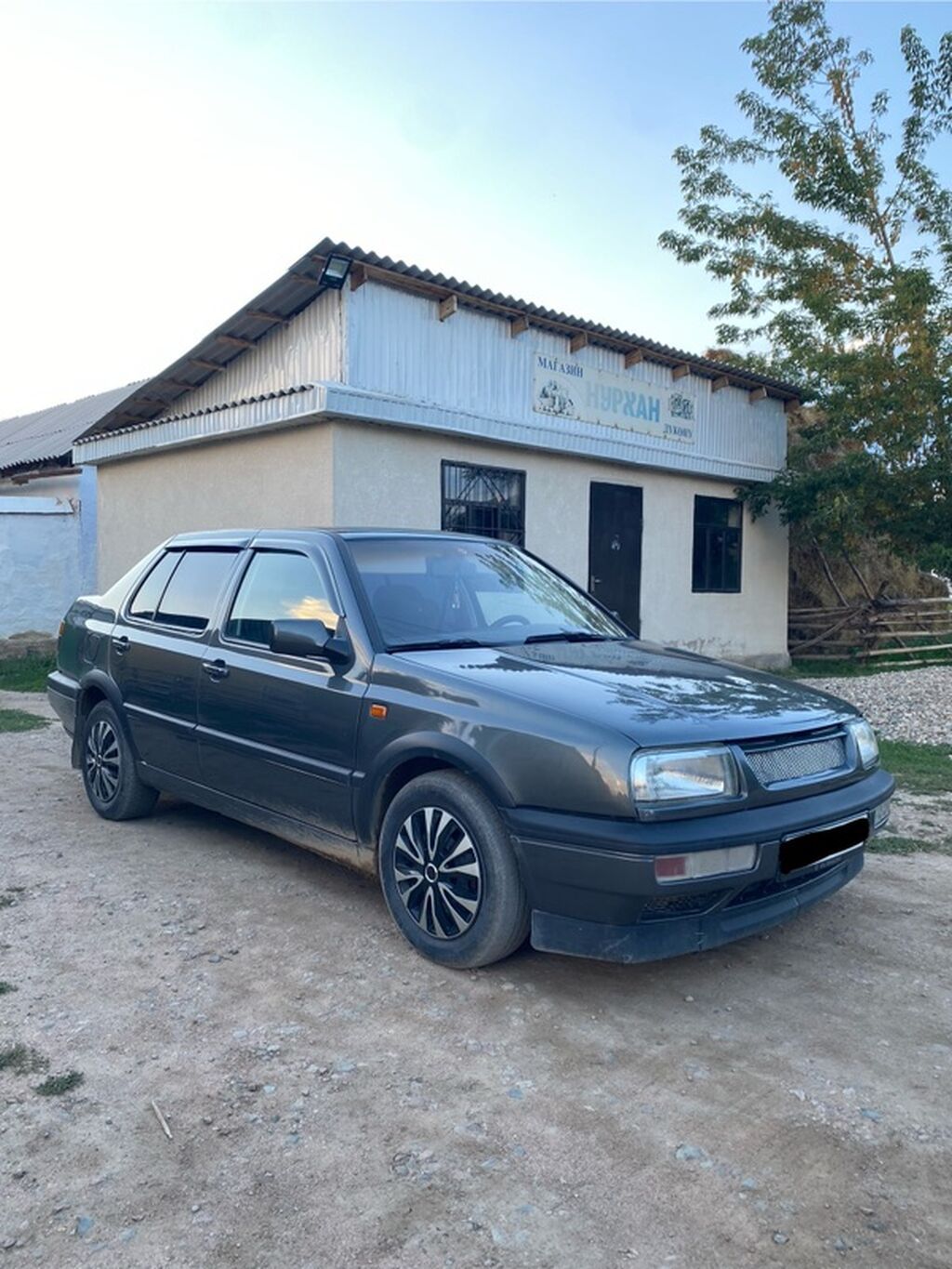 Volkswagen Vento: 1993 г., 1.8 л, Механика, Бензин, Седан: фото 6