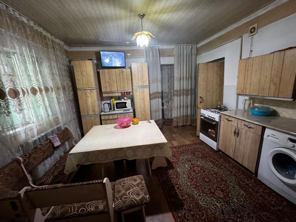 Продаётся жилой дом с меблировкой и техникой. - Большая кухня-столовая: фото 4