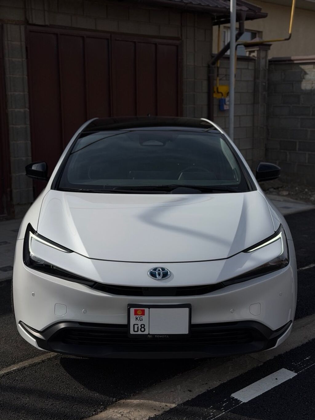 Toyota Prius: 2023 г., 2 л, Автомат, Гибрид, Лифтбек: фото 2