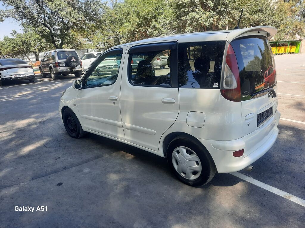 Toyota Funcargo: 2002 г., 1.5 л, Автомат, Бензин, Минивэн: фото 2