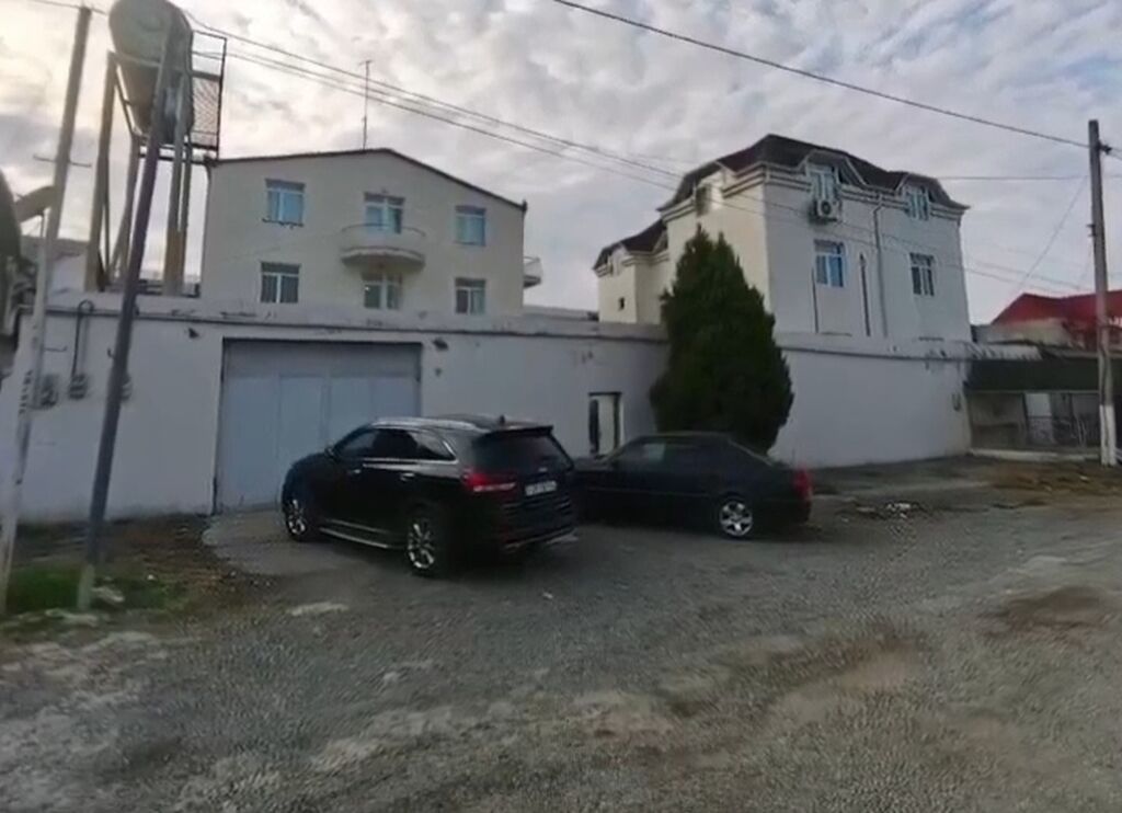Salam. Ev dəmiryol vağzalına yaxın, 20 saylı məktəbin qarşısında 1ci