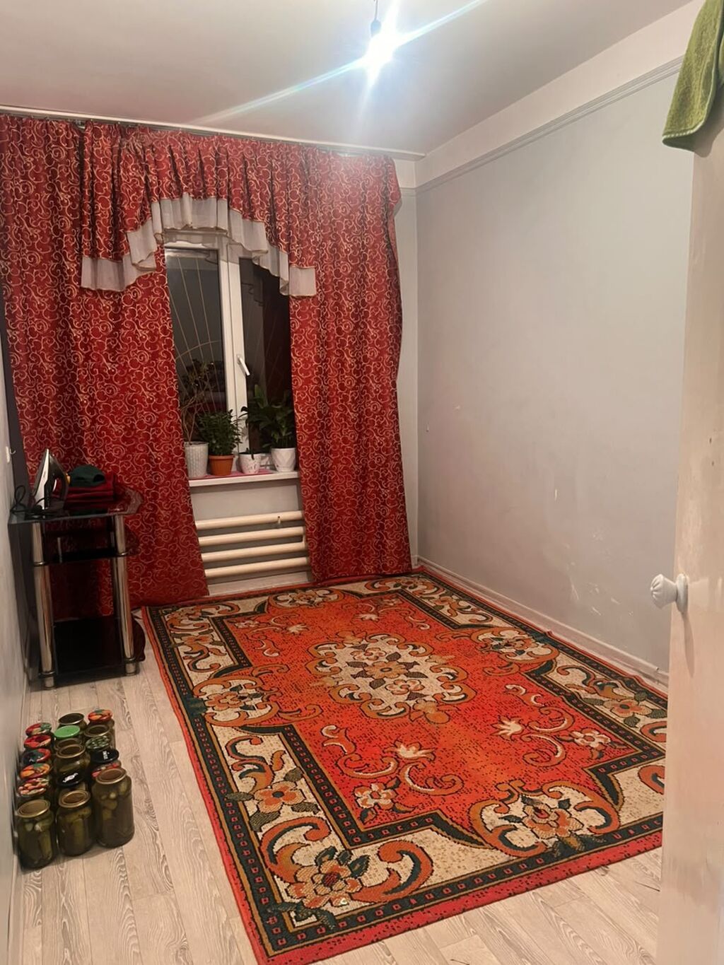 Сдается комната с аккуратной светлой отделкой. В помещении светлые