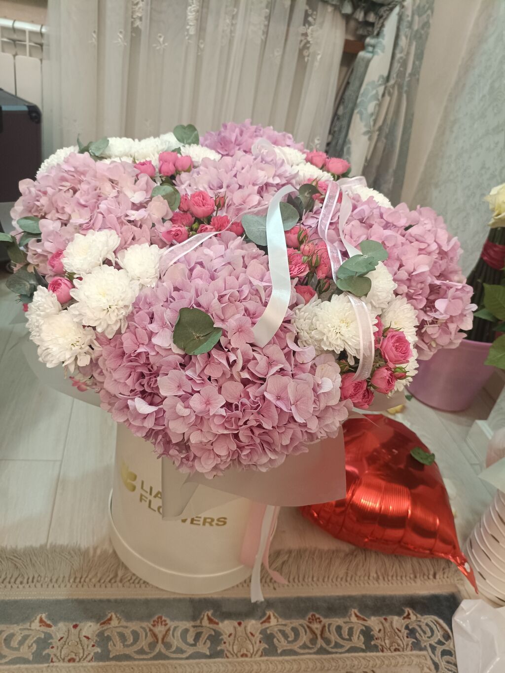Большая цветочная композиция в шляпной коробке Liana Flowers. Состав: фото 3