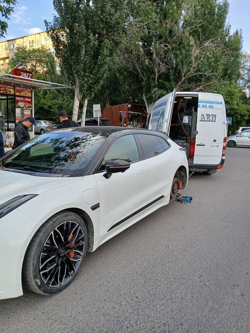 Выездной шиномонтаж на базе микроавтобуса Mercedes-Benz Sprinter: фото 3