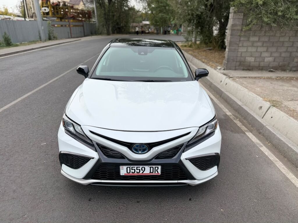 Toyota Camry: 2022 г., 2.5 л, Вариатор, Гибрид, Седан: фото 1