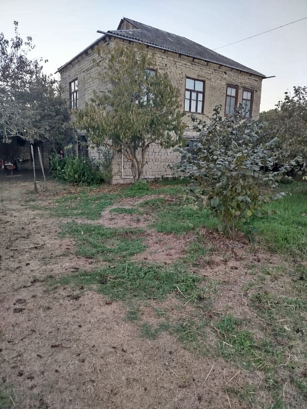 Satılır: kənd həyəti olan kərpic ev və fındıq bağı - İki mərtəbəli