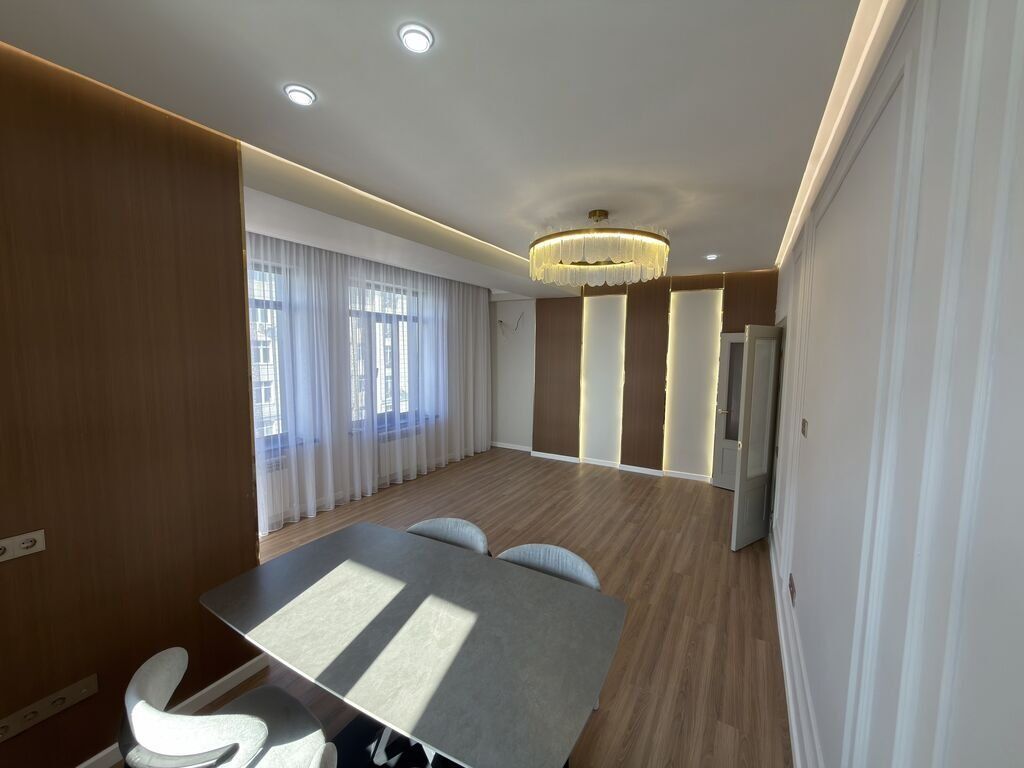 2 комнаты, 87 м², 12 мкр 9 этаж, Дизайнерский ремонт: фото 1