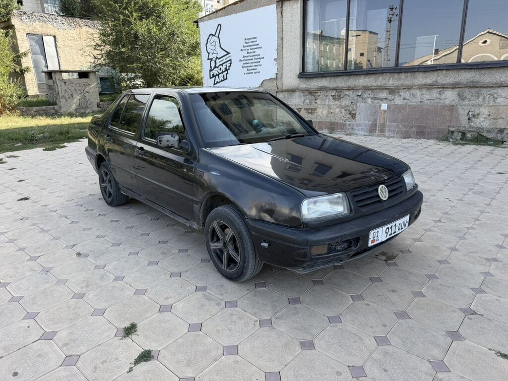 Volkswagen Vento: 1993 г., 1.8 л, Механика, Бензин, Седан: фото 3