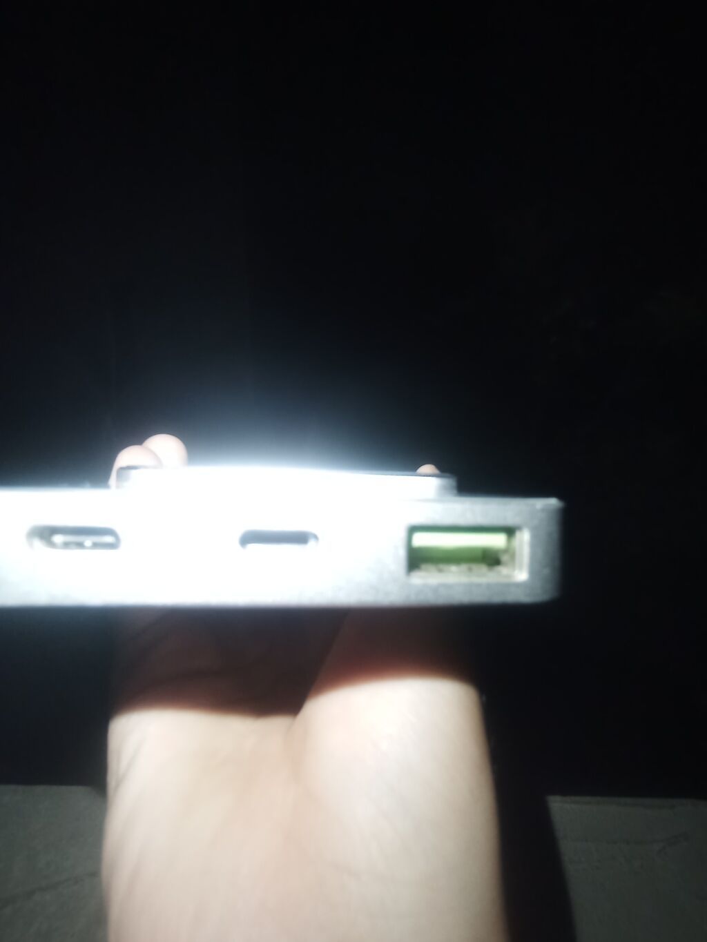 Портативный аккумулятор (power bank) с фонарём - Корпус из: фото 2