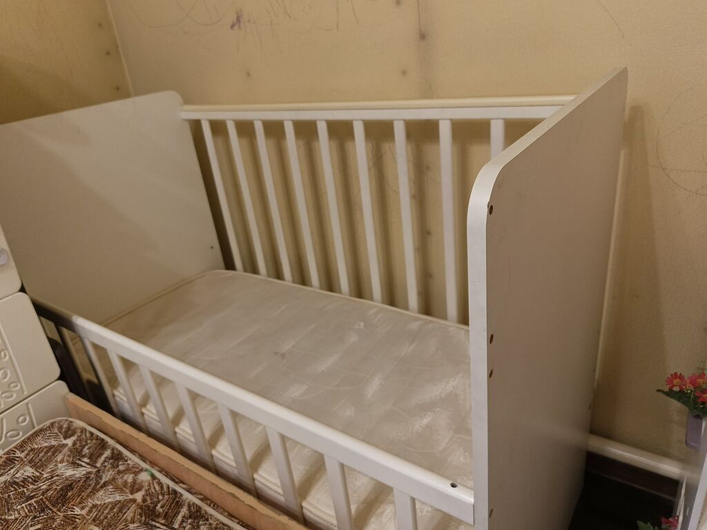 Продаю детскую кроватку б/у с матрасом Лина. Размеры 123 на 64 см: фото 2