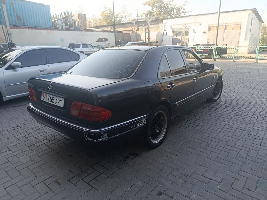 Mercedes-Benz E-Class: 1998 г., 2 л, Механика, Седан: фото 3