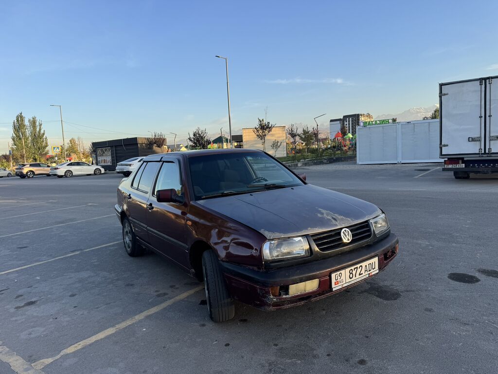 Volkswagen Vento: 1993 г., 1.8 л, Механика, Бензин, Седан: фото 8