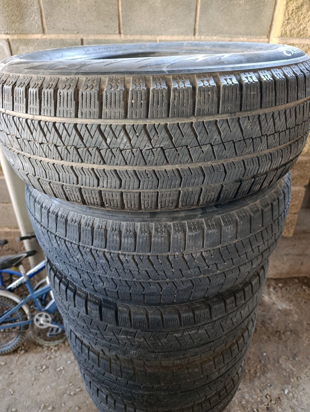 Шины 215 / 60 / R 17, Зима, Б/у, Комплект, Легковые, Bridgestone: фото 1